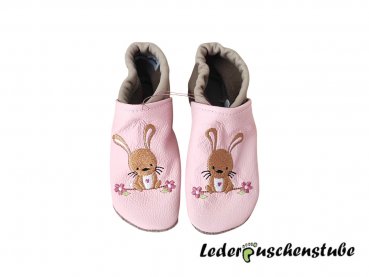 Lederpuschen rosa-steingrau mit Stickerei Hase Blumen ocker-weiß-altrosa-rosa-schwarz-hellgrün
